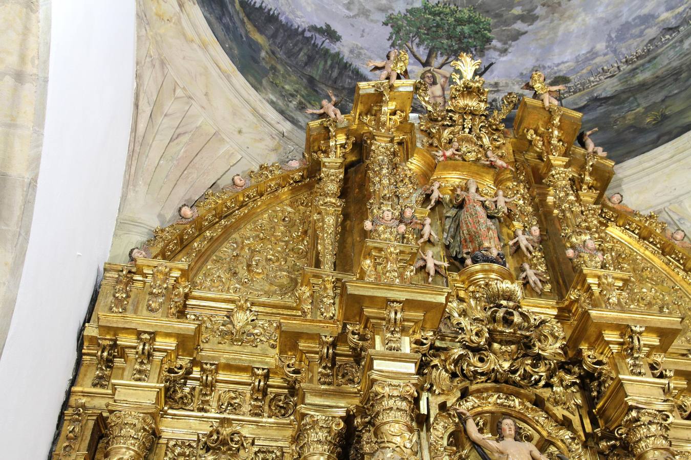 Una escultura de ángel desaparecida del retablo del altar mayor de la Parroquia de San Sebastián fue sustituida hace años por un malogrado dibujo