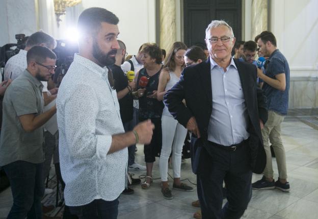 Ribó, ayer, poco antes de comenzar el pleno. 