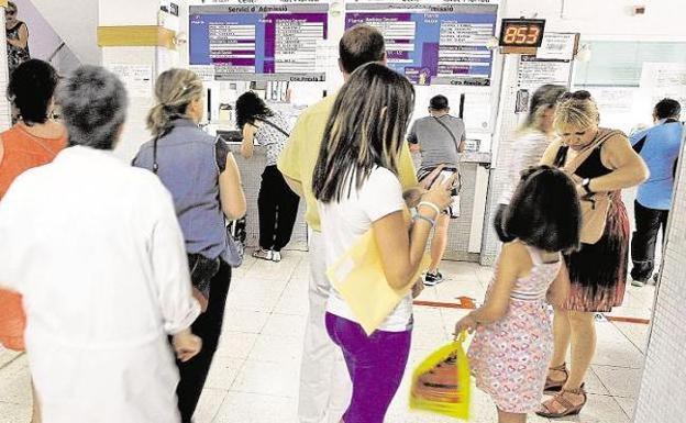 La falta de médicos satura centros de salud y lastra la atención en Urgencias