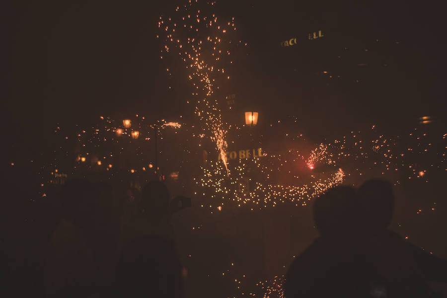 Las bestias y «els dimonis» han llenado este viernes el centro de la ciudad de sonido, chispas y fuego. La Feria de Julio de Valencia ha cerrado los actos pirotécnicos con este espectáculo que ha pasado por la calle de las Barcas, la plaza del Ayuntamiento y la avenida del Marqués de Sotelo hasta la Estación del Norte.