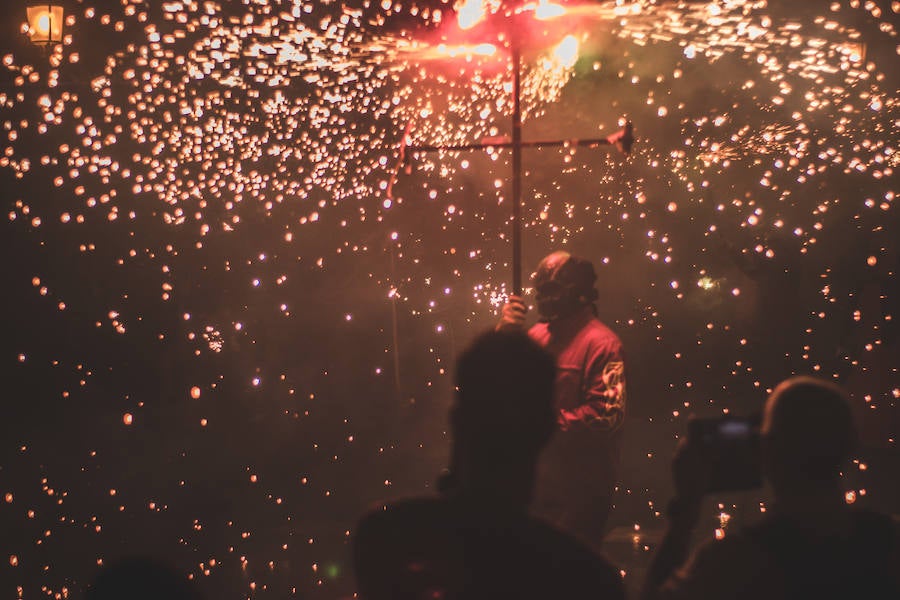 Las bestias y «els dimonis» han llenado este viernes el centro de la ciudad de sonido, chispas y fuego. La Feria de Julio de Valencia ha cerrado los actos pirotécnicos con este espectáculo que ha pasado por la calle de las Barcas, la plaza del Ayuntamiento y la avenida del Marqués de Sotelo hasta la Estación del Norte.