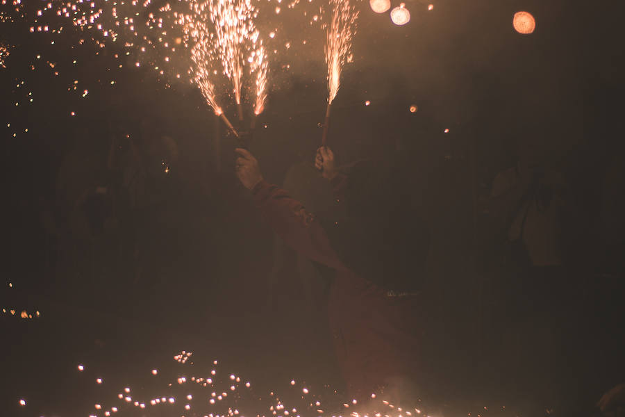 Las bestias y «els dimonis» han llenado este viernes el centro de la ciudad de sonido, chispas y fuego. La Feria de Julio de Valencia ha cerrado los actos pirotécnicos con este espectáculo que ha pasado por la calle de las Barcas, la plaza del Ayuntamiento y la avenida del Marqués de Sotelo hasta la Estación del Norte.