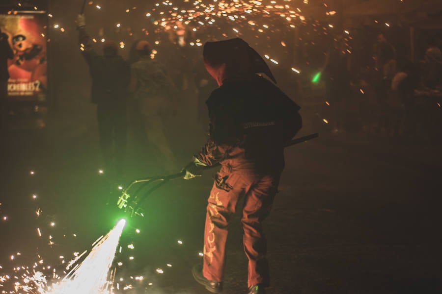 Las bestias y «els dimonis» han llenado este viernes el centro de la ciudad de sonido, chispas y fuego. La Feria de Julio de Valencia ha cerrado los actos pirotécnicos con este espectáculo que ha pasado por la calle de las Barcas, la plaza del Ayuntamiento y la avenida del Marqués de Sotelo hasta la Estación del Norte.