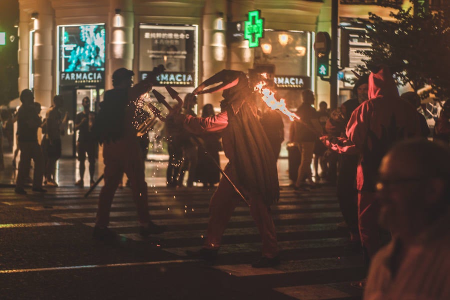 Las bestias y «els dimonis» han llenado este viernes el centro de la ciudad de sonido, chispas y fuego. La Feria de Julio de Valencia ha cerrado los actos pirotécnicos con este espectáculo que ha pasado por la calle de las Barcas, la plaza del Ayuntamiento y la avenida del Marqués de Sotelo hasta la Estación del Norte.