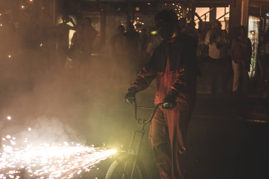 Las bestias y «els dimonis» han llenado este viernes el centro de la ciudad de sonido, chispas y fuego. La Feria de Julio de Valencia ha cerrado los actos pirotécnicos con este espectáculo que ha pasado por la calle de las Barcas, la plaza del Ayuntamiento y la avenida del Marqués de Sotelo hasta la Estación del Norte.