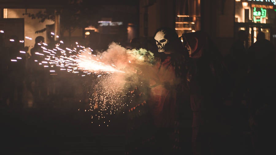 Las bestias y «els dimonis» han llenado este viernes el centro de la ciudad de sonido, chispas y fuego. La Feria de Julio de Valencia ha cerrado los actos pirotécnicos con este espectáculo que ha pasado por la calle de las Barcas, la plaza del Ayuntamiento y la avenida del Marqués de Sotelo hasta la Estación del Norte.