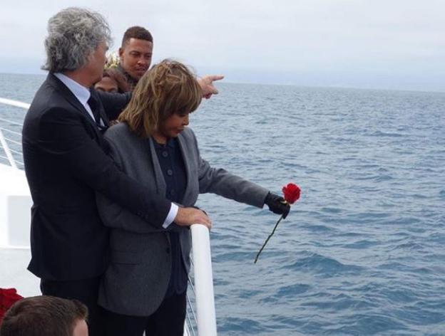 Turner lanza una flor al mar. 