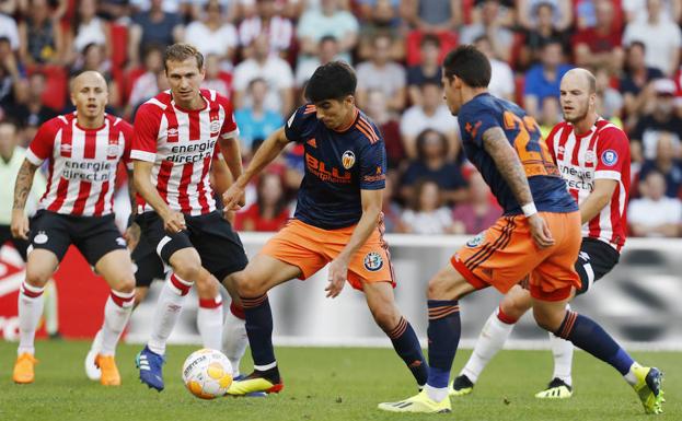 Carlos Soler encara a la defensa del PSV durante el encuentro disputado ayer en Eindhoven. 