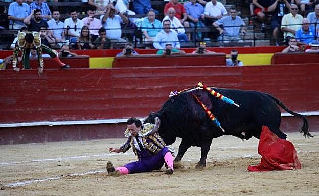 Rafaelillo, en la cogida del cuarto toro de la tarde. / 