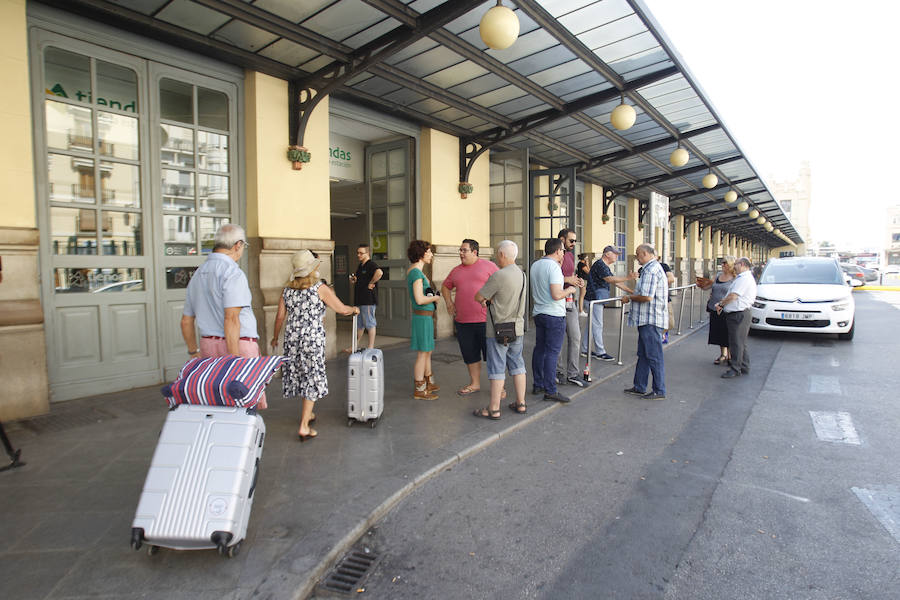 El taxi valenciano, a la huelga. El sector en Valencia y Alicante acordó el sábado parar de manera indefinida en solidaridad con los trabajadores del taxi de Madrid y de Barcelona, que también irán a la huelga contra una sentencia del Tribunal Superior de Justicia de Cataluña que obliga a la Generalitat a dar más licencias a servicios como Uber y Cabify.