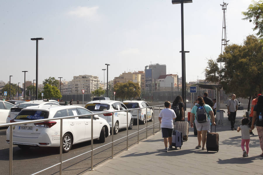 El taxi valenciano, a la huelga. El sector en Valencia y Alicante acordó el sábado parar de manera indefinida en solidaridad con los trabajadores del taxi de Madrid y de Barcelona, que también irán a la huelga contra una sentencia del Tribunal Superior de Justicia de Cataluña que obliga a la Generalitat a dar más licencias a servicios como Uber y Cabify.