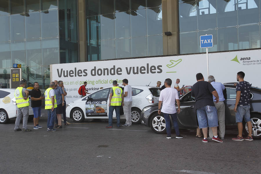 El taxi valenciano, a la huelga. El sector en Valencia y Alicante acordó el sábado parar de manera indefinida en solidaridad con los trabajadores del taxi de Madrid y de Barcelona, que también irán a la huelga contra una sentencia del Tribunal Superior de Justicia de Cataluña que obliga a la Generalitat a dar más licencias a servicios como Uber y Cabify.