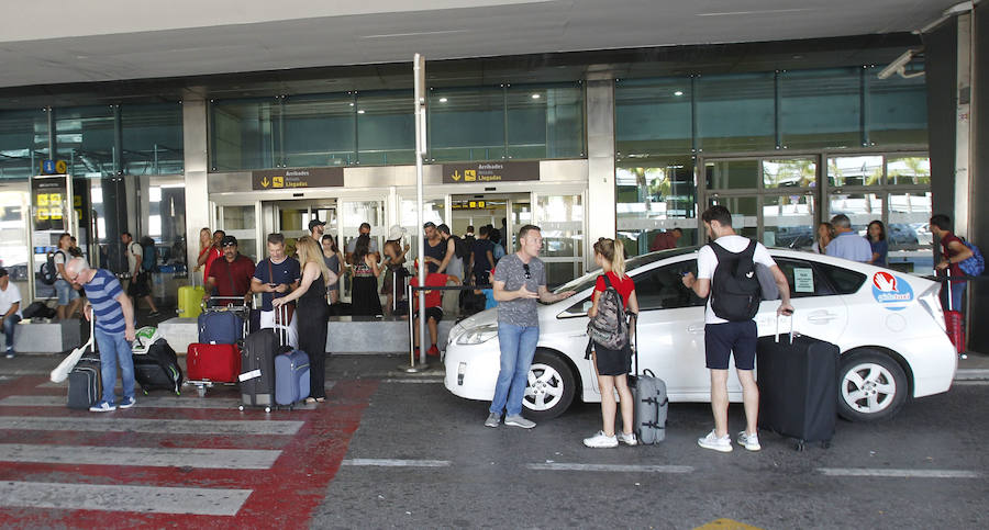 El taxi valenciano, a la huelga. El sector en Valencia y Alicante acordó el sábado parar de manera indefinida en solidaridad con los trabajadores del taxi de Madrid y de Barcelona, que también irán a la huelga contra una sentencia del Tribunal Superior de Justicia de Cataluña que obliga a la Generalitat a dar más licencias a servicios como Uber y Cabify.