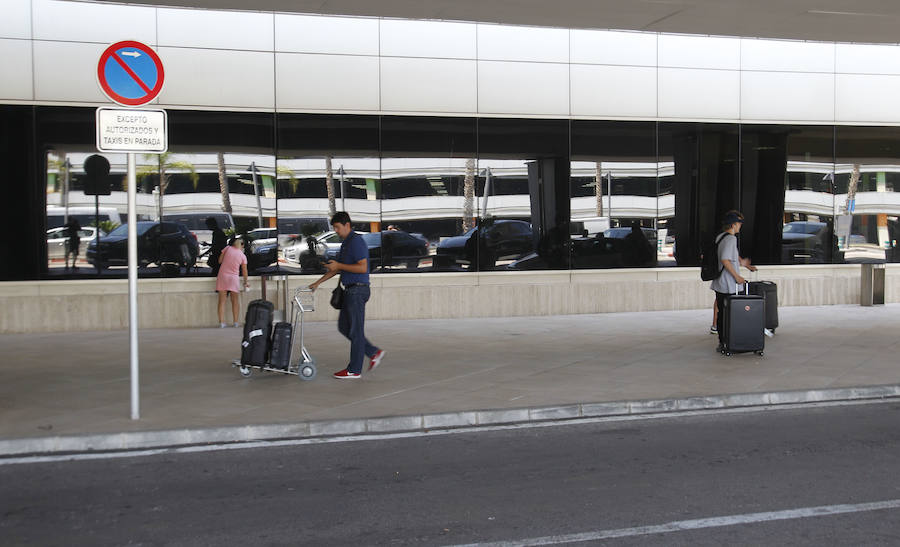 El taxi valenciano, a la huelga. El sector en Valencia y Alicante acordó el sábado parar de manera indefinida en solidaridad con los trabajadores del taxi de Madrid y de Barcelona, que también irán a la huelga contra una sentencia del Tribunal Superior de Justicia de Cataluña que obliga a la Generalitat a dar más licencias a servicios como Uber y Cabify.