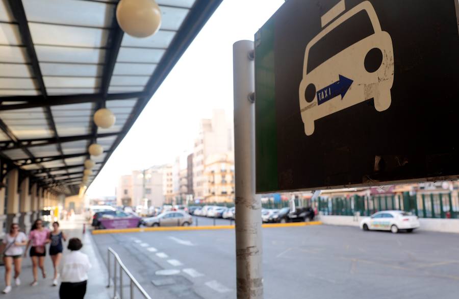 El taxi valenciano, a la huelga. El sector en Valencia y Alicante acordó el sábado parar de manera indefinida en solidaridad con los trabajadores del taxi de Madrid y de Barcelona, que también irán a la huelga contra una sentencia del Tribunal Superior de Justicia de Cataluña que obliga a la Generalitat a dar más licencias a servicios como Uber y Cabify.