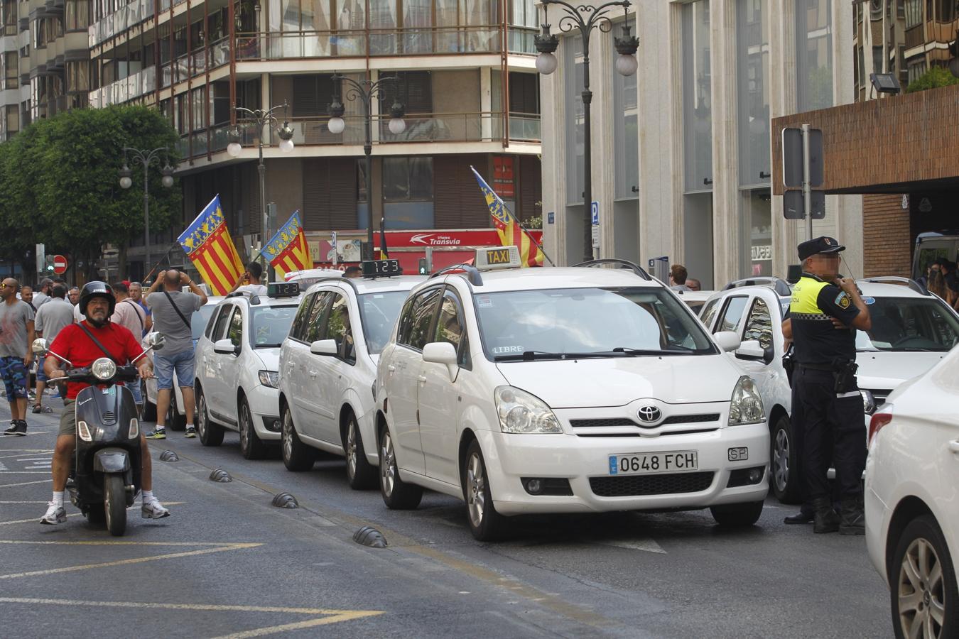 Fotos: La huelga de los taxistas en Valencia