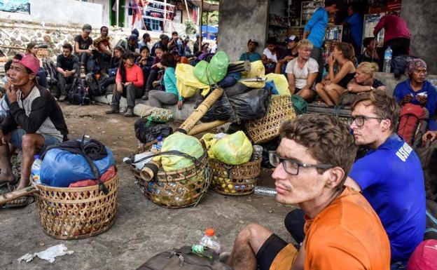 Indonesios y montañeros extranjeros permanecen a la espera en Lombok.