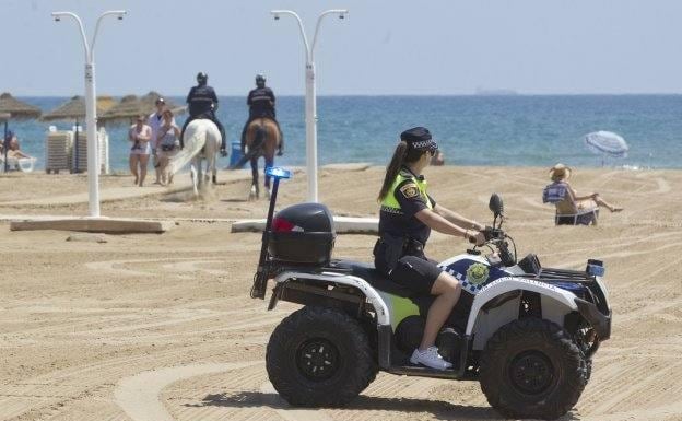 Una agente de la Policía Local, en un quad en la playa de la Malvarrosa.