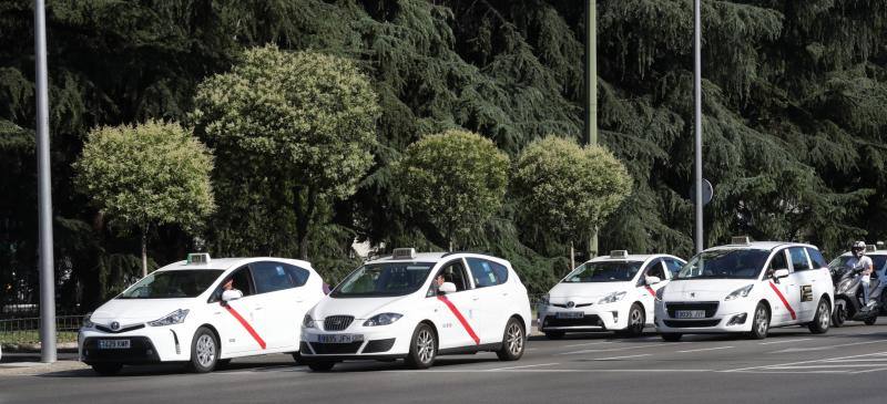 Los taxistas madrileños a su paso por la Castellana.