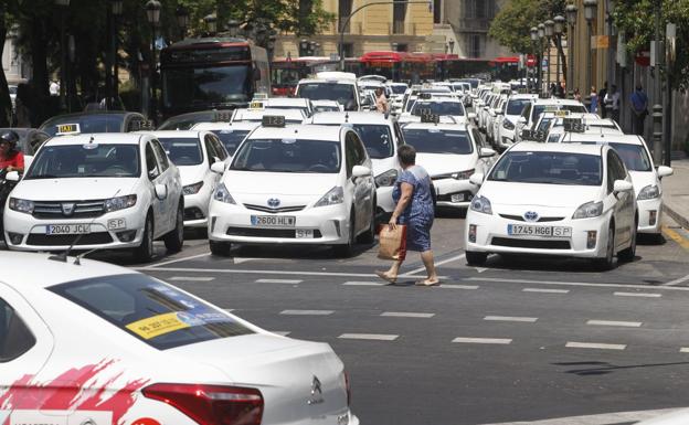 Galería. Taxistas en protesta en la Porta de la Mar.