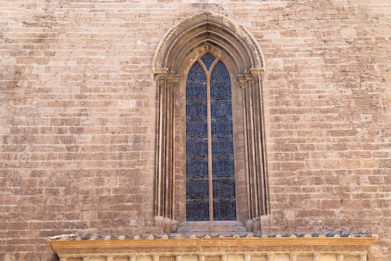 En la pared exterior de la catedral cerca de su puerta románica, en 1955 se puso un retablo de cerámica valenciana de la especialidad “socarrat”, obra de Jaime de Scals, que recuerda el trabajo pacificador, fruto de su predicación del Evangelio, realizado por San Vicente entre las poderosas y enfrentadas familias de los Centelles y Vilaraguts en esta ciudad. Su texto dice: “Vosotros, si queréis recibir el Espíritu Santo, que haya concordia unos con otros... dejad las malas costumbres y odios, y amad al prójimo”. En la imagen, detalle de uno de los ventanales del edificio.