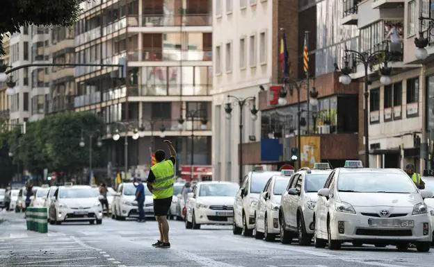 Los taxistas colapsan la calle Colón de Valencia 