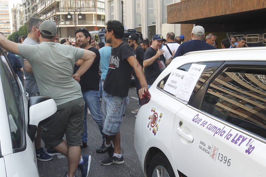 Fotos: Huelga de taxistas en Valencia - martes 31 de julio