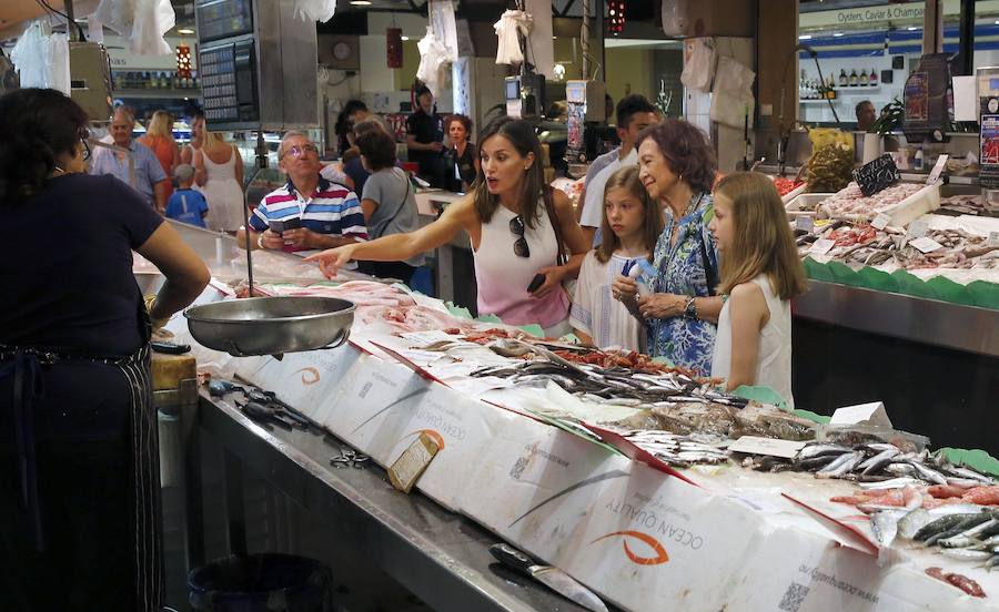 La reina Letizia y sus hijas, la princesa Leonor y la infanta Sofía, junto con doña Sofía, han salido juntas a dar un paseo y visitar el mercado de abastos L'Olivar, situado en el centro de Palma, donde han recorrido varios puestos de la lonja y se han parado en algunas pescaderías.