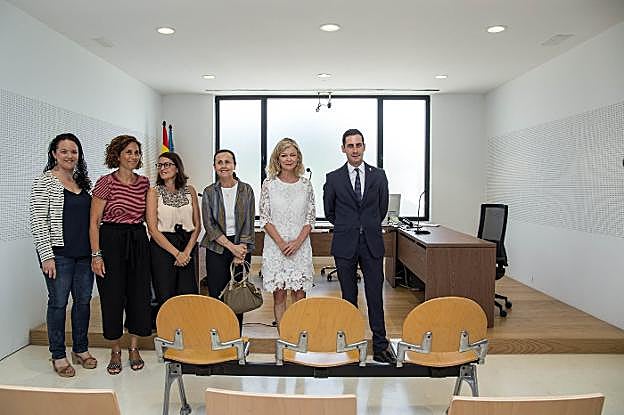 La consellera de Justicia, Gabriela Bravo, estuvo ayer presente en el acto de puesta en marcha. 