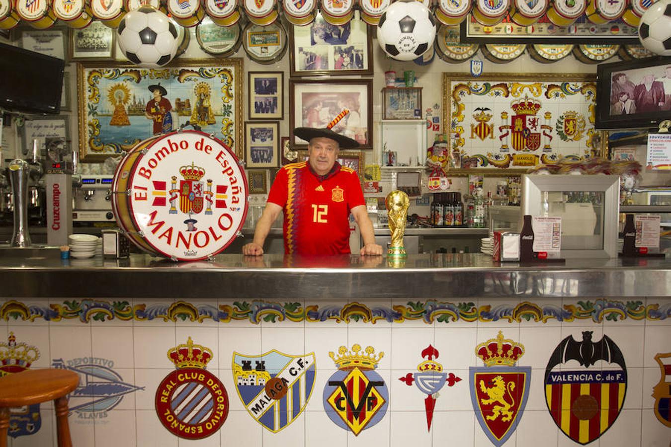 El bar de Manolo 'el del Bombo', como coloquialmente se le conoce aunque su verdadero nombre es Tu Museo Deportivo, está situado en el distrito de El Pla del Real, a pocos metros del estadio de Mestalla, y se vende por 190.000 euros -215.670 euros al sumar gastos e impuestos-.