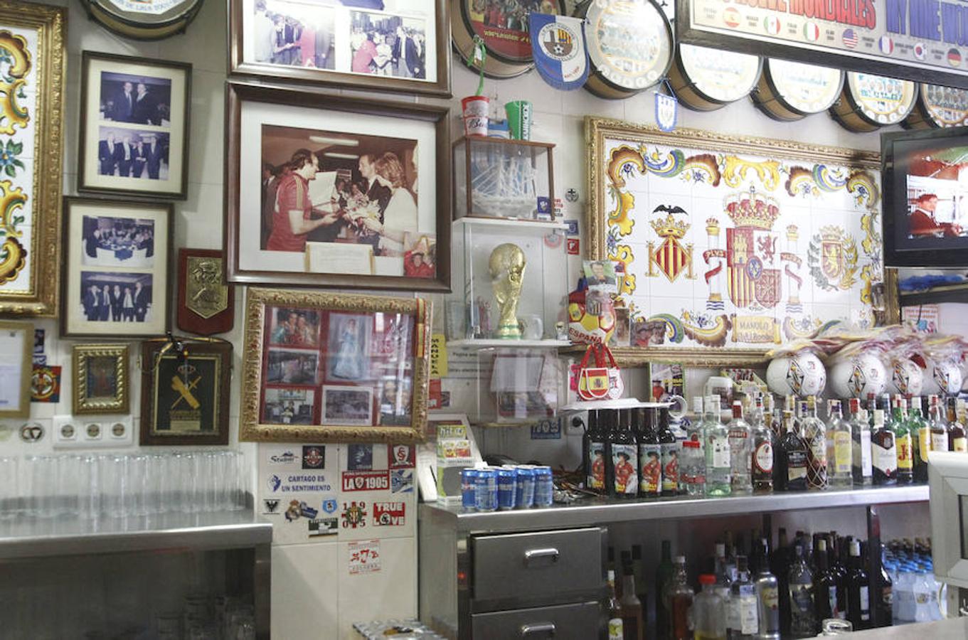 El bar de Manolo 'el del Bombo', como coloquialmente se le conoce aunque su verdadero nombre es Tu Museo Deportivo, está situado en el distrito de El Pla del Real, a pocos metros del estadio de Mestalla, y se vende por 190.000 euros -215.670 euros al sumar gastos e impuestos-.