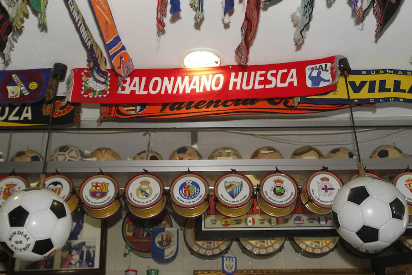 El bar de Manolo 'el del Bombo', como coloquialmente se le conoce aunque su verdadero nombre es Tu Museo Deportivo, está situado en el distrito de El Pla del Real, a pocos metros del estadio de Mestalla, y se vende por 190.000 euros -215.670 euros al sumar gastos e impuestos-.
