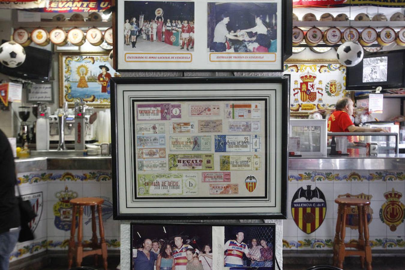 El bar de Manolo 'el del Bombo', como coloquialmente se le conoce aunque su verdadero nombre es Tu Museo Deportivo, está situado en el distrito de El Pla del Real, a pocos metros del estadio de Mestalla, y se vende por 190.000 euros -215.670 euros al sumar gastos e impuestos-.