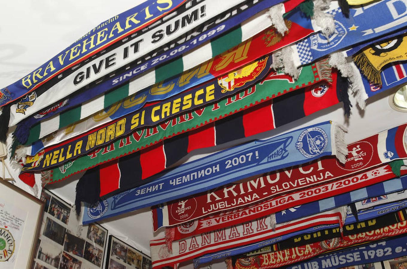 El bar de Manolo 'el del Bombo', como coloquialmente se le conoce aunque su verdadero nombre es Tu Museo Deportivo, está situado en el distrito de El Pla del Real, a pocos metros del estadio de Mestalla, y se vende por 190.000 euros -215.670 euros al sumar gastos e impuestos-.