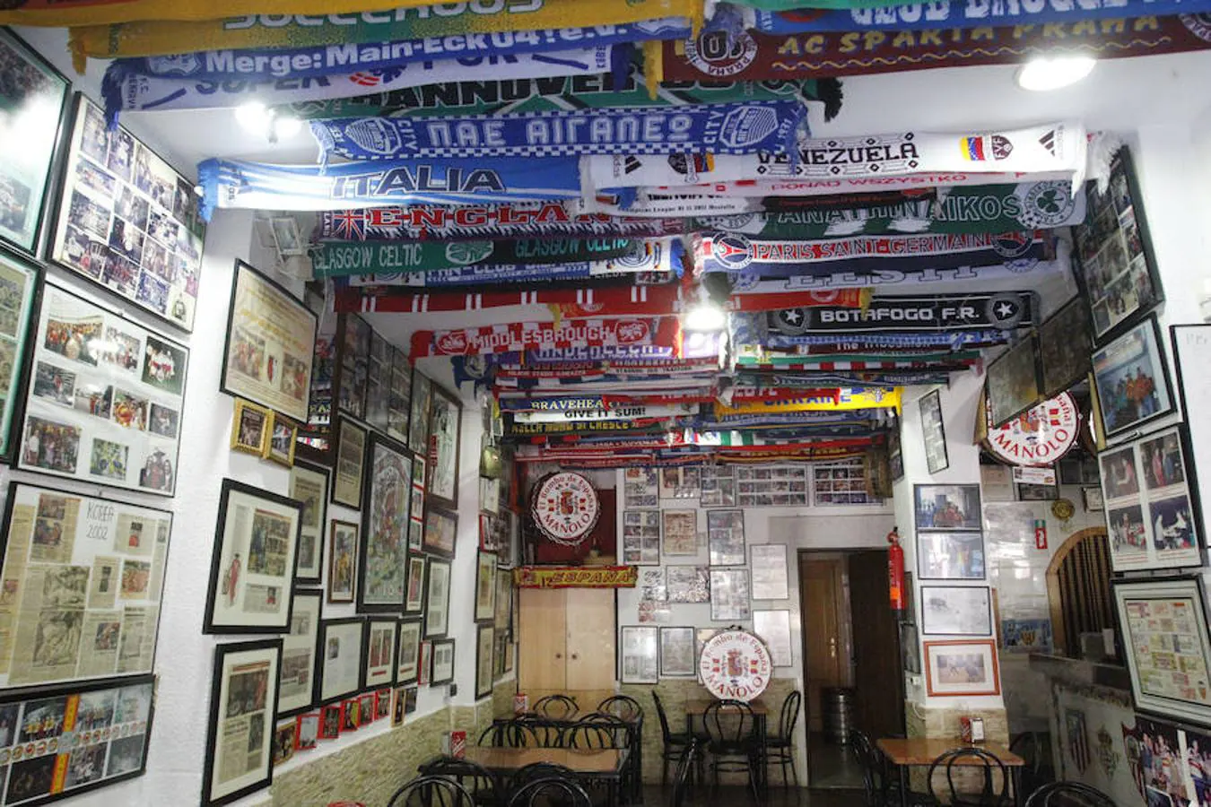 El bar de Manolo 'el del Bombo', como coloquialmente se le conoce aunque su verdadero nombre es Tu Museo Deportivo, está situado en el distrito de El Pla del Real, a pocos metros del estadio de Mestalla, y se vende por 190.000 euros -215.670 euros al sumar gastos e impuestos-.