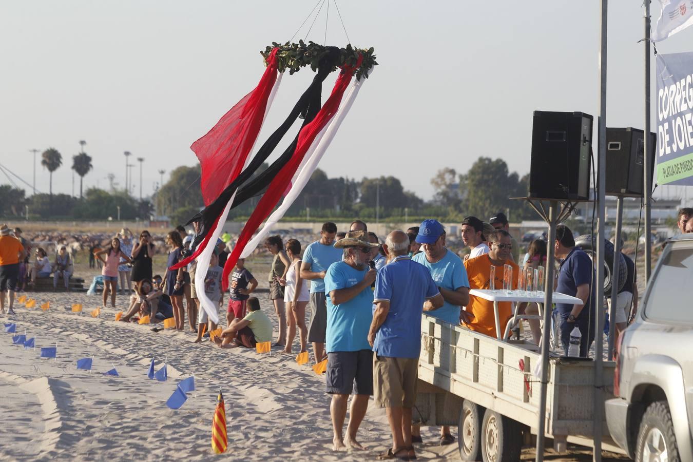 Como cada año desde hace más de dos siglos, este miércoles se celebró la carrera final de uno de los espectáculos con más historia que completan el calendario de fiestas de Pinedo. La exhibición se desarrolló entre las 20 y las 22 horas junto a la playa canina. Este año, la exhibición ha estado compuesta por ocho jinetes de diferentes poblaciones, entre otros Vera Piquer, Empar Zumalde y Pepe Piquer con cuadras de Beniparrell, Albal i El Perellonet. Por segundo año consecutivo, esta fiesta ha sido incorporada a la Feria de Julio, lo que incrementa el ambiente