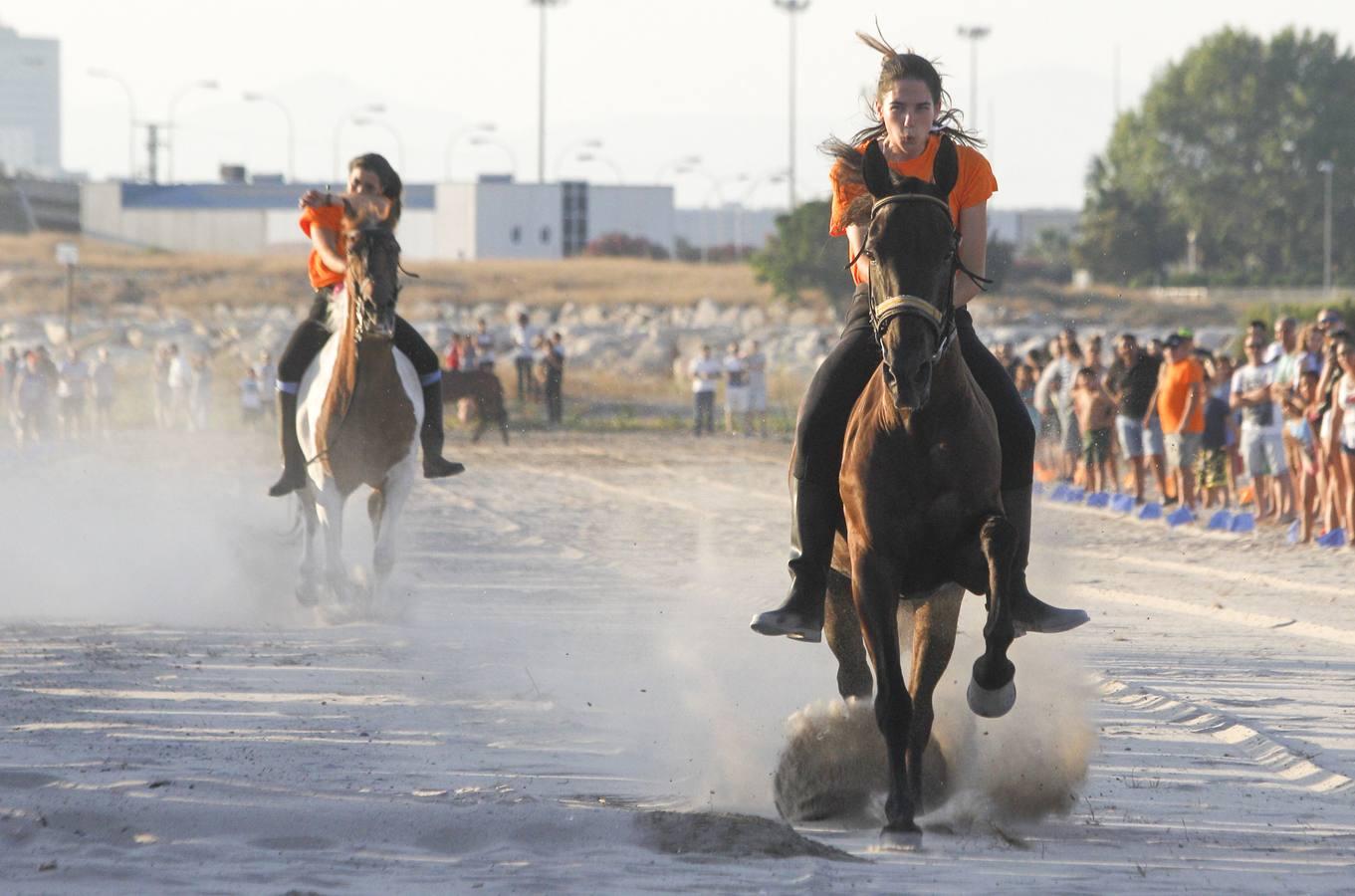 Como cada año desde hace más de dos siglos, este miércoles se celebró la carrera final de uno de los espectáculos con más historia que completan el calendario de fiestas de Pinedo. La exhibición se desarrolló entre las 20 y las 22 horas junto a la playa canina. Este año, la exhibición ha estado compuesta por ocho jinetes de diferentes poblaciones, entre otros Vera Piquer, Empar Zumalde y Pepe Piquer con cuadras de Beniparrell, Albal i El Perellonet. Por segundo año consecutivo, esta fiesta ha sido incorporada a la Feria de Julio, lo que incrementa el ambiente