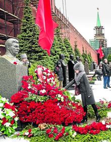 Imagen secundaria 2 - En la primera foto, Pinochet: Las cenizas del dictador chileno fueron enterradas en la capilla privada de la familia en la finca de los Bolos, en Valparaíso. Abajo, Ceaucescu: fue necesaria una prueba de ADN para confirmar que eran sus restos los que estaban en un cementerio de Bucarest. A la derecha, Stalin: sus restos fueron sacados del mausoleo de Lenin y enterrados junto a la muralla del Kremlin, donde, tiempo después, se levantó un monumento.