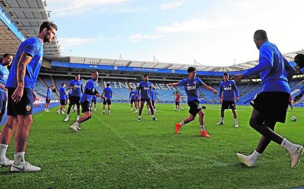 El Valencia tuvo una toma de contacto con el césped del estadio de Leicester. 