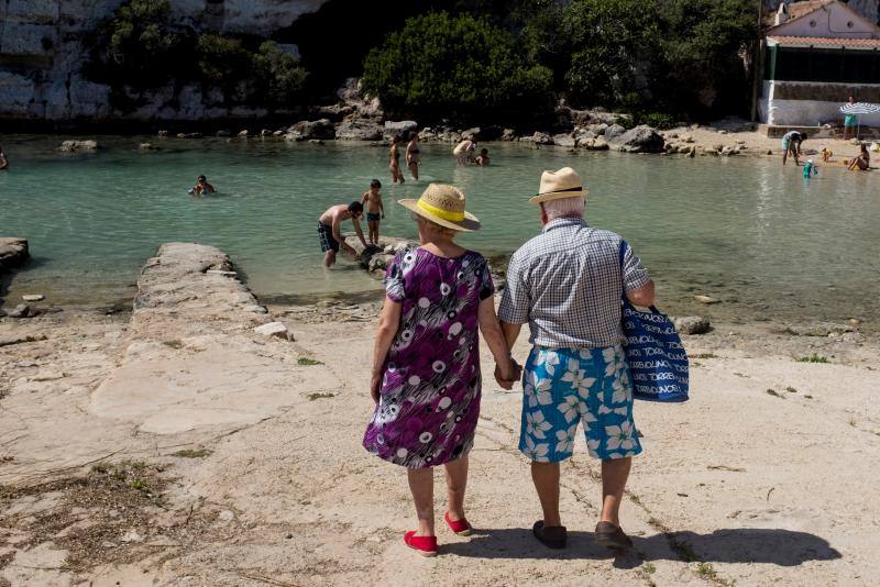 Una pareja de turistas en Menorca.