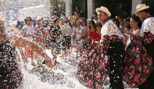 Batalla de confeti por la fiesta de las 'Alfàbegues' en Bétera. 