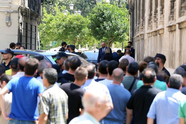 Ábalos, a su llegada ayer al Palau de la Generalitat. 