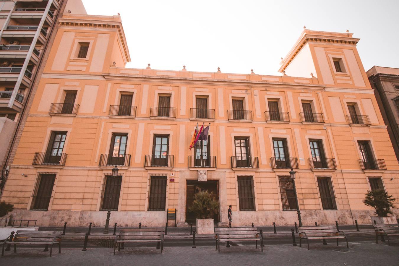 En el entorno de la plaza de Tetuán se halla el palacio de los condes de Cervelló, edificio de singular importancia en la historia contemporánea de la ciudad ya que, cuando fue derribado el Palacio del Real en 1810, pasó a convertirse en la residencia oficial de los monarcas en sus visitas a la ciudad. En 1814, por ejemplo, fue recibido en él Fernando VII, engalanándose al efecto con arcos de triunfo, alegorías y retratos del rey; en el palacio firmó el decreto que disolvía las Cortes y derogaba la Constitución de 1812, y años más tarde, en 1840, su esposa María Cristina abdicó aquí de la regencia. Está abierto al público de martes a domingo