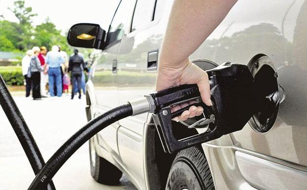 Un conductor reposta en una gasolinera.