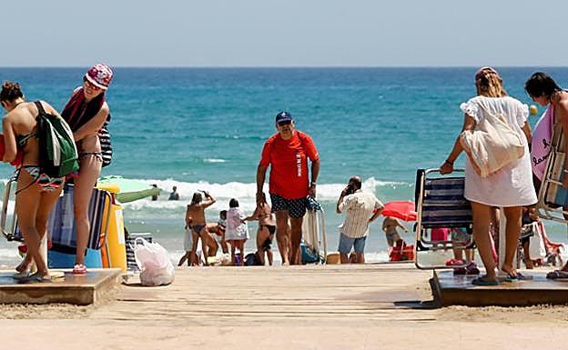 Bañistas en la playa de San Juan de Alicante, este miércoles. 