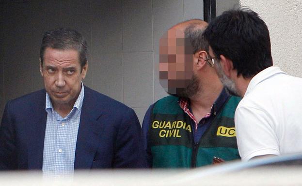 Eduardo Zaplana durante el registro a su domicilio de Benidorm el pasado mes de junio..