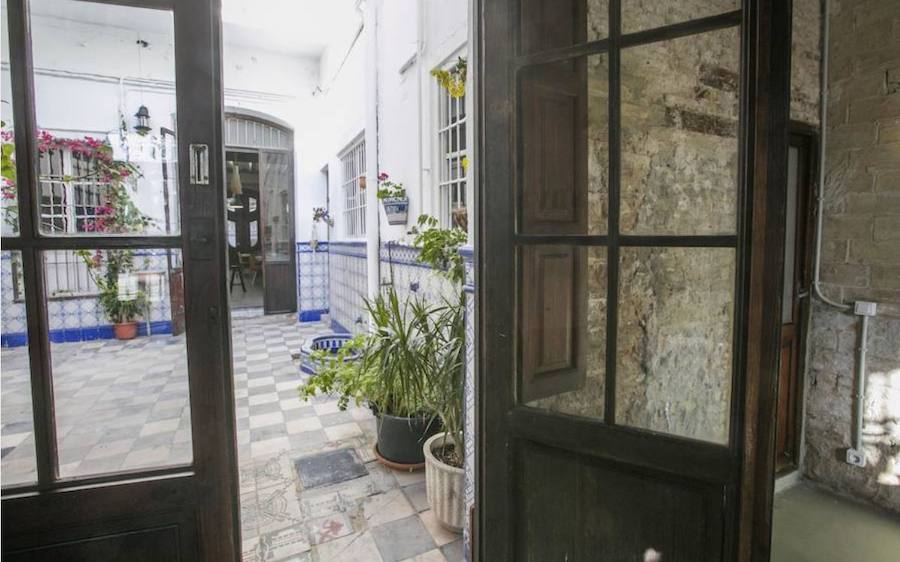 Las puertas que dan acceso al patio son las originales de la casa que estaban en la parte trasera y que han movido. El suelo es el que estaba en el salón pero, al tratarse de una zona de la ciudad que se inundaba continuamente, estaba muy deteriorado.