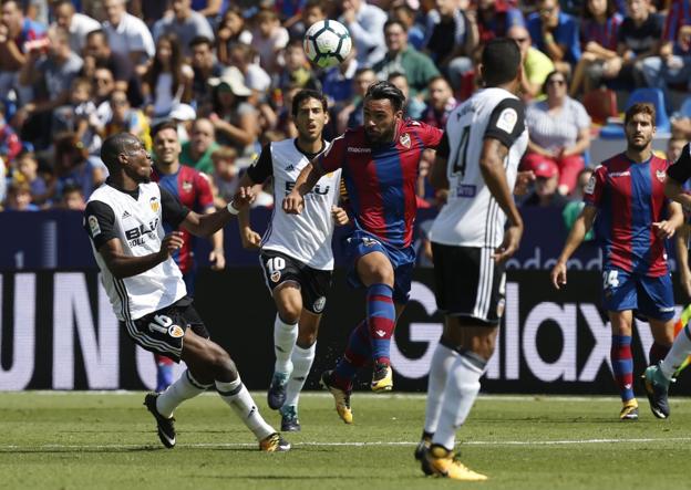 Ivi le gana la partida a Kondogbia en el derbi que se disputó el 16 de septiembre en el Ciutat de València. 