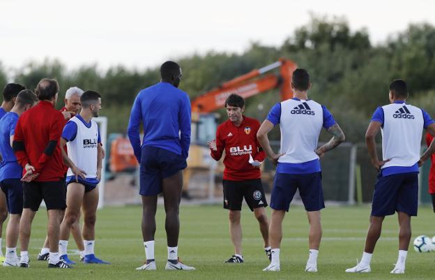 Marcelino, durante el entrenamiento de ayer en Inglaterra. 