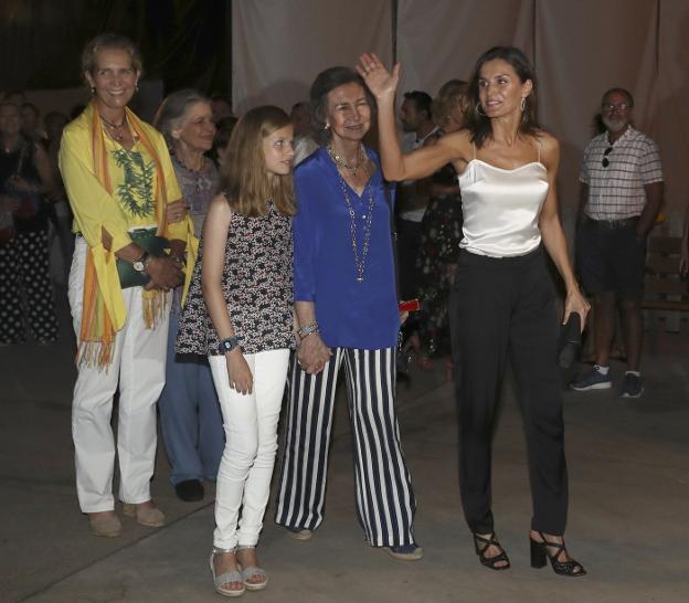 Leonor entró al auditorio de Port Adriano para ver a Malikian de la mano de su abuela Sofía, y junto a la reina Letizia y la infanta Elena. 